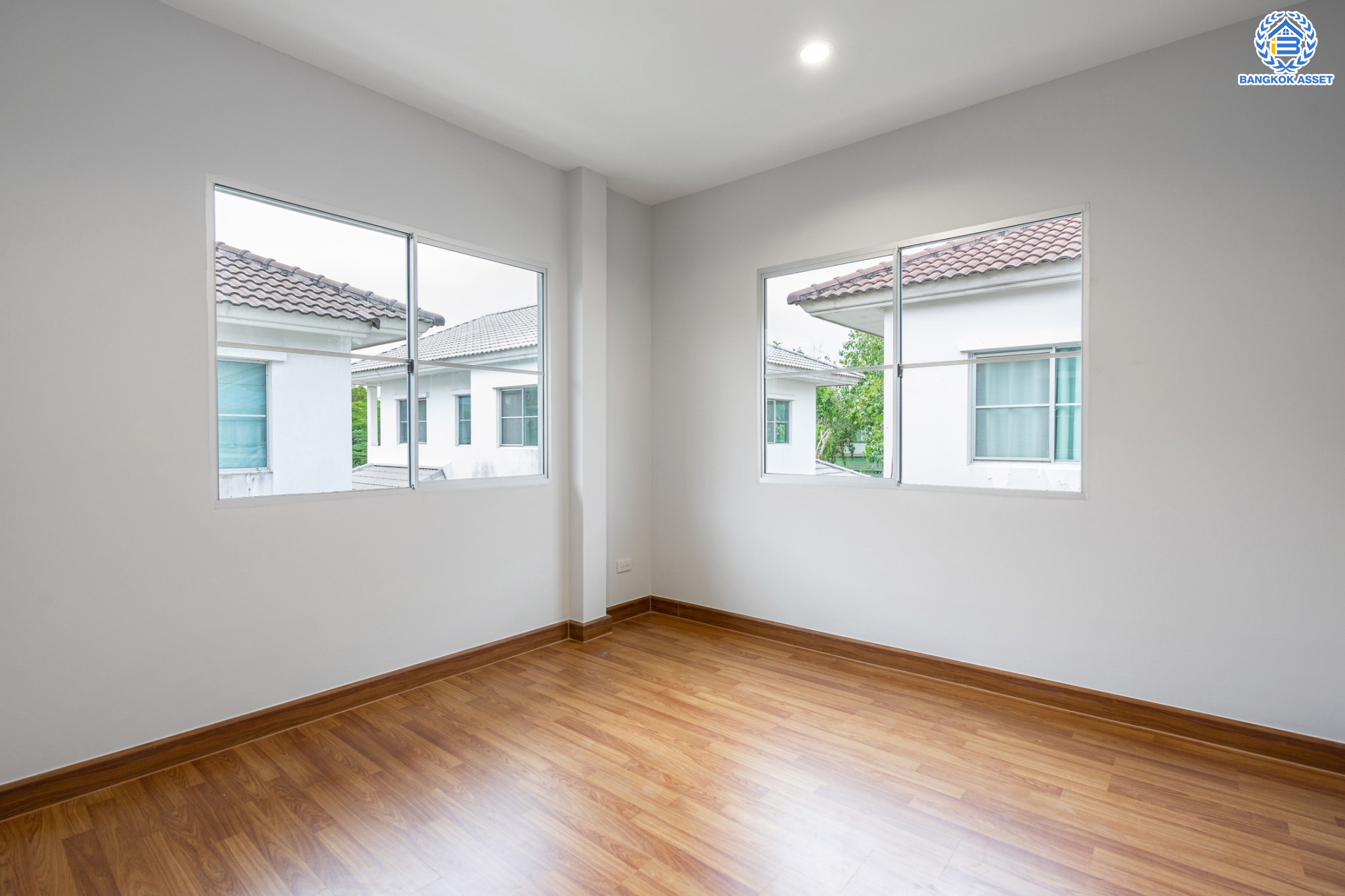 บ้านมือสองตกแต่งใหม่ คุณภาพแบรนด์ LH ม.ชัยพฤกษ์ ราชพฤกษ์-แจ้งวัฒนะ หลังใหญ่ เนื้อที่ 59.9 ตร.ว. ฟังก์ชัน 3 ห้องนอน 3 ห้องน้ำ 2 ที่จอดรถ ภายในตกแต่งหรูหรา บนทำเลศักยภาพติดถนนราชพฤกษ์ เชื่อมสู่แจ้งวัฒนะได้อย่างรวดเร็ว และเพียง 10 นาทีถึงรถไฟฟ้า "สถานีบางรักใหญ่"